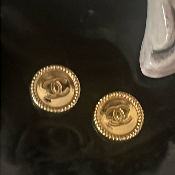 Auth. CHANEL Goldtone Buttons (Earrings) - Picture 7 of 9